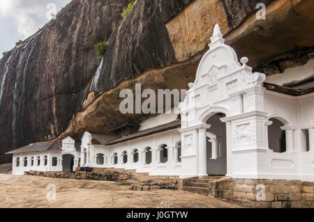 Entrée au Temple d'or de Dambulla le plus grand et le mieux préservé des temples de caverne au Sri Lanka Banque D'Images