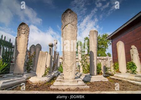 Les pierres tombales dans le cimetière de la mosquée Suleymaniye, Istanbul, Turquie. Banque D'Images