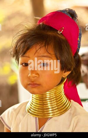 Jeune enfant de la tribu Padaung-cou, en Thaïlande. Banque D'Images