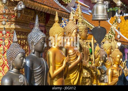 Ligne de Bouddhas au Wat Phrathat Doi Suthep Chiang Mai en Thaïlande. Banque D'Images