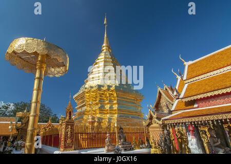 Grand chedi et parapluie au Wat Phra That Doi Suthep dans la capitale de Chiang Mai dans la province de Chiang Mai Thaïlande Banque D'Images