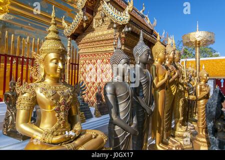 Ligne de Bouddhas au Wat Phrathat Doi Suthep Chiang Mai en Thaïlande. Banque D'Images