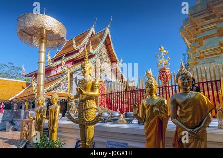 Ligne de bouddhas d'Or de Wat Phrathat Doi Suthep Chiang Mai en Thaïlande. Banque D'Images