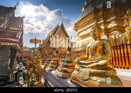 Ligne de bouddhas d'Or de Wat Phrathat Doi Suthep Chiang Mai en Thaïlande. Banque D'Images