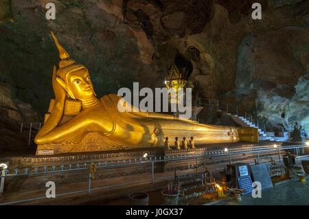 Statues de Bouddha en or cave temple Wat Tham Suwankhuha (grotte Grotte de singe) à Phang Nga, la Thaïlande. Banque D'Images