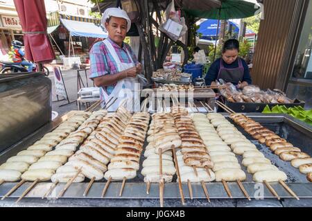 Brochettes de bananes grillées à un blocage de rue à Bangkok, Thaïlande Banque D'Images