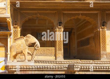 Un éléphant de grès sculpté main décore l'extérieur de l'haveli ou maires belle maison à Jaisalmer Rajasthan en Inde. Banque D'Images