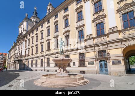 Fencer fontaine à l'édifice principal de l'Université de Wroclaw, la Basse Silésie, Pologne. Banque D'Images