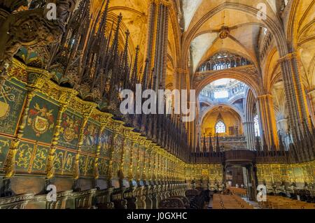 Bancs et sièges à la chorale, intérieur de la cathédrale de Santa Eulalia, aussi appelée La Seu ou simplement la cathédrale de Barcelone à Barcelone, Espagne. Banque D'Images