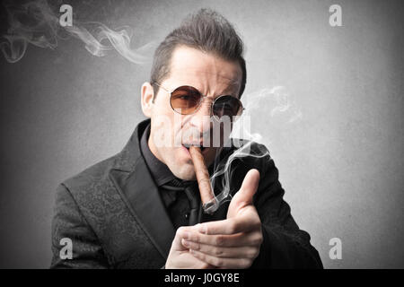 Man smoking cigar Banque D'Images