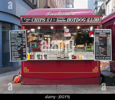 Fast food outlets shop boutiques kiosques kiosque dans le centre-ville de Manchester, de vendre des hot-dogs, hamburgers, frites et diverses collations et boissons. Banque D'Images