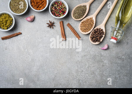 Fines herbes et épices sur table en pierre grise. Arrière-plan de l'alimentation Banque D'Images