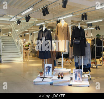 La direction générale de Manchester d'un grand magasin boutiques dans le centre-ville centre représentant l'intérieur de la boutique et un affichage de couches sur des mannequins. Banque D'Images