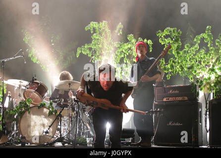 Londres, Royaume-Uni. 12 avr, 2017. Jan Scott Wilkinson de British Sea Power en live sur la scène du O2 Shepherds Bush Empire à Londres. Date de la photo : le mercredi, 12 avril 2017. Credit : Roger Garfield/Alamy Live News Banque D'Images