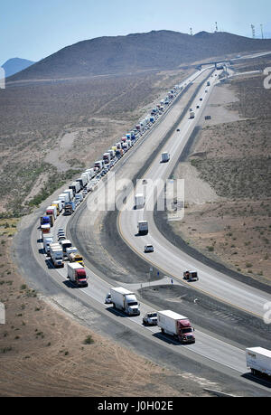 North Las Vegas, Nevada, USA. Sep 9, 2014. Une vue aérienne de la circulation des véhicules en direction nord le long de l'Interstate 15, 9 septembre 2014, à North Las Vegas, Nevada. Crédit : David Becker/ZUMA/Alamy Fil Live News Banque D'Images