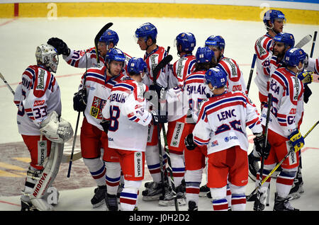 Chomutov, République tchèque. 12 avr, 2017. Francouz gardien Pavel (gauche, CZE) avec ses coéquipiers célébrer une victoire après l'Euro Hockey Challenge match République tchèque contre la Norvège à Chomutov, République tchèque, le 12 avril 2015. Credit : Libor Zavoral/CTK Photo/Alamy Live News Banque D'Images