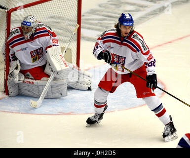 Chomutov, République tchèque. 12 avr, 2017. De gauche : gardien Pavel Francouz (CZE) et Libor Sulak (CZE) en action au cours de l'Euro Hockey Challenge match République tchèque contre la Norvège à Chomutov, République tchèque, le 12 avril 2015. Credit : Libor Zavoral/CTK Photo/Alamy Live News Banque D'Images