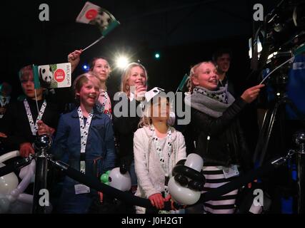 Amsterdam, Pays-Bas. 12 avr, 2017. Les enfants attendent pour les pandas à l'aéroport de Schiphol à Amsterdam, Pays-Bas, le 12 avril 2017. Wu Wen et Xing Ya, deux pandas géants chinois sont arrivés mercredi soir à l'aéroport de Schiphol à Amsterdam pour un séjour de 15 ans dans un zoo néerlandais aux Pays-Bas, ce qui en fait le septième pays européen qui héberge cette disparition et adorable ours noir et blanc. Credit : Gong Bing/Xinhua/Alamy Live News Banque D'Images