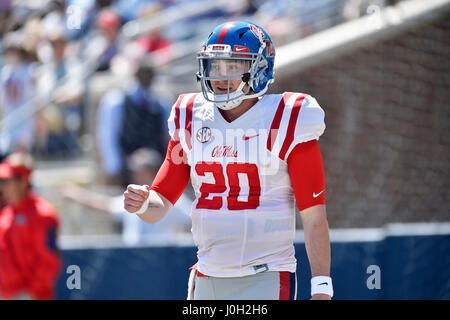 Oxford, MS, États-Unis d'Amérique. 8Th apr 2017. Le quart-arrière rouge Shea Patterson au cours du deuxième trimestre d'un collège NCAA Football jeu de printemps à Vaught-Hemmingway Stadium à Oxford, MS. L'équipe rouge a remporté 31-29. McAfee Austin/CSM/Alamy Live News Banque D'Images