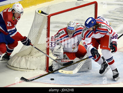 Chomutov, République tchèque. 12 avr, 2017. De gauche à droite : Thomas Olsen (NI), l'attaquant Pavel Francouz (CZE) et Libor Sulak (CZE) en action au cours de l'Euro Hockey Challenge match République tchèque contre la Norvège à Chomutov, République tchèque, le 12 avril 2015. Credit : Libor Zavoral/CTK Photo/Alamy Live News Banque D'Images