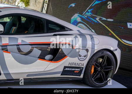 Shanghai, Shanghai, Chine. 13 avr, 2017. Shanghai, Chine - 13 Avril 2017 : (usage éditorial uniquement. Chine).La McLaren 570S GT4 attire beaucoup l'attention des citoyens de Shanghai, 13 avril 2017. C'est la dernière voiture de McLaren Automotive, qui a coûté plus de 2,5 millions de yuans. Crédit : SIPA Asie/ZUMA/Alamy Fil Live News Banque D'Images