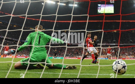 Munich, Allemagne. 12 avr, 2017. Madrid Cristiano Ronaldo tire le 1:2 contre le gardien de but de Munich Manuel Neuer au cours de la première étape de la Ligue des Champions match de quart de finale entre le Bayern Munich et le Real Madrid dans l'Allianz Arena de Munich, Allemagne, 12 avril 2017. Photo : Andreas Gebert/dpa/Alamy Live News Banque D'Images