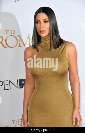 Los Angeles, USA. 12 avr, 2017. Réalité de Kim Kardashian star West à la première de 'la promesse' au théâtre chinois de Grauman, Hollywood. Crédit : Sarah Stewart/Alamy Live News Banque D'Images