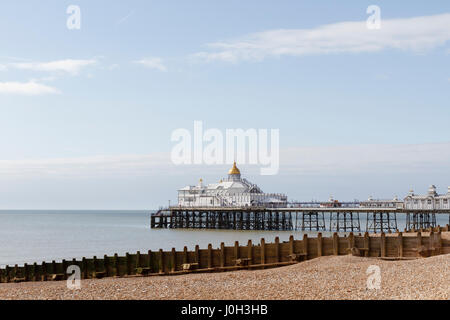 Eastbourne, Royaume-Uni. 13 avr, 2017. UK weather.L'emblématique Eastbourne pier par un beau matin nuageux mais à Eastbourne, East Sussex, UK Crédit : Ed Brown/Alamy Live News Banque D'Images