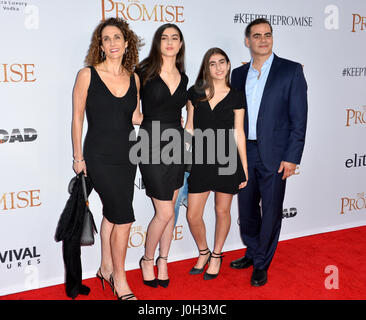 Los Angeles, USA. 12 avr, 2017. L'actrice Melina Kanakaredes, mari Peter Constantinides & filles Karina Constantinides Constantinides & Zoe à la première de 'la promesse' au théâtre chinois de Grauman, Hollywood. Crédit : Sarah Stewart/Alamy Live News Banque D'Images