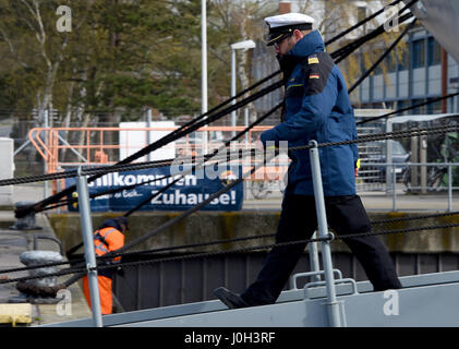 Eckernfoerde, Allemagne. 13 avr, 2017. Christian Meyer commandant promenades au large de la classe-Elbe ravitailleur 'principal' au cours de l'atterrissage à Eckernfoerde, Allemagne, 13 avril 2017. Le navire ravitailleur a participé à l'opération 'Sophia' contre les trafiquants dans la mer Méditerranée pendant six mois. Photo : Carsten Rehder/dpa/Alamy Live News Banque D'Images