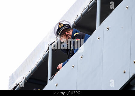 Eckernfoerde, Allemagne. 13 avr, 2017. Christian Meyer est commandant sur le pont de l'Elbe-classe ravitailleur 'principal' au cours de l'atterrissage à Eckernfoerde, Allemagne, 13 avril 2017. Le navire ravitailleur a participé à l'opération 'Sophia' contre les trafiquants dans la mer Méditerranée pendant six mois. Photo : Carsten Rehder/dpa/Alamy Live News Banque D'Images