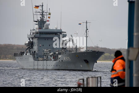 Eckernfoerde, Allemagne. 13 avr, 2017. L'Elbe-classe ravitailleur des terres dans 'Main' Eckernfoerde, Allemagne, 13 avril 2017. Le navire ravitailleur a participé à l'opération 'Sophia' contre les trafiquants dans la mer Méditerranée pendant six mois. Photo : Carsten Rehder/dpa/Alamy Live News Banque D'Images