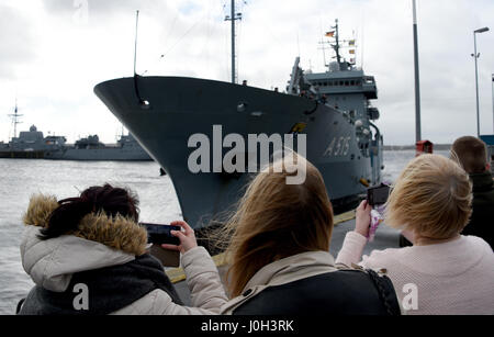 Eckernfoerde, Allemagne. 13 avr, 2017. L'Elbe-classe ravitailleur des terres dans 'Main' Eckernfoerde, Allemagne, 13 avril 2017. Le navire ravitailleur a participé à l'opération 'Sophia' contre les trafiquants dans la mer Méditerranée pendant six mois. Photo : Carsten Rehder/dpa/Alamy Live News Banque D'Images