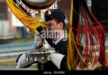 Eckernfoerde, Allemagne. 13 avr, 2017. Les musiciens de l'armée de l'air corps de musique d'Erfurt se battre avec le vent à l'atterrissage de l'Elbe-classe ravitailleur dans 'Main' Eckernfoerde, Allemagne, 13 avril 2017. Le navire ravitailleur a participé à l'opération 'Sophia' contre les trafiquants dans la mer Méditerranée pendant six mois. Photo : Carsten Rehder/dpa/Alamy Live News Banque D'Images