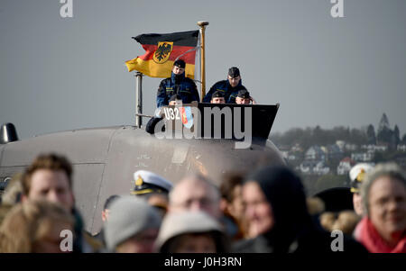 Eckernfoerde, Allemagne. 13 avr, 2017. Les membres de l'équipage du sous-marin 32 suivez le débarquement de l'Elbe-classe ravitailleur dans 'Main' Eckernfoerde, Allemagne, 13 avril 2017. Le navire ravitailleur a participé à l'opération 'Sophia' contre les trafiquants dans la mer Méditerranée pendant six mois. Photo : Carsten Rehder/dpa/Alamy Live News Banque D'Images