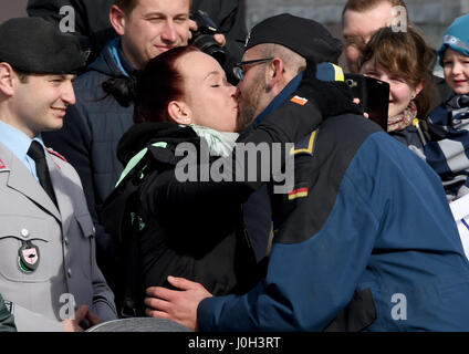 Eckernfoerde, Allemagne. 13 avr, 2017. Soldat de marine Christian Marten Eckernfoerde épouse sa petite amie Kathleen Knieb de Luebeck, après le débarquement de l'Elbe-classe ravitailleur dans 'Main' Eckernfoerde, Allemagne, 13 avril 2017. Le navire ravitailleur a participé à l'opération 'Sophia' contre les trafiquants dans la mer Méditerranée pendant six mois. Photo : Carsten Rehder/dpa/Alamy Live News Banque D'Images