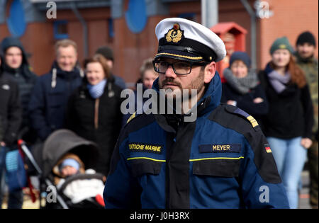 Eckernfoerde, Allemagne. 13 avr, 2017. Christian Meyer commandant promenades au large de la classe-Elbe ravitailleur 'principal' au cours de l'atterrissage à Eckernfoerde, Allemagne, 13 avril 2017. Le navire ravitailleur a participé à l'opération 'Sophia' contre les trafiquants dans la mer Méditerranée pendant six mois. Photo : Carsten Rehder/dpa/Alamy Live News Banque D'Images