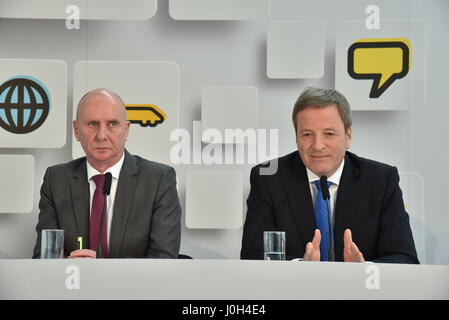 Cologne, Allemagne. 6ème apr 2017. Walter Roemer, directrice de la communication et porte-parole (l) et Michael garvens, président du conseil d'administration de l'Flughafen Köln/Bonn GmbH (Koeln/Bonn airport company), présente les chiffres actuels de l'aéroport de Koeln Bonn au cours de la conférence de presse de bilan à Cologne, Allemagne, 6 avril 2017. - Pas de service de fil - Photo : Horst Galuschka/dpa/Alamy Live News Banque D'Images