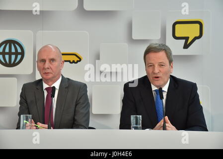 Cologne, Allemagne. 6ème apr 2017. Walter Roemer, directrice de la communication et porte-parole (l) et Michael garvens, président du conseil d'administration de l'Flughafen Köln/Bonn GmbH (Koeln/Bonn airport company), présente les chiffres actuels de l'aéroport de Koeln Bonn au cours de la conférence de presse de bilan à Cologne, Allemagne, 6 avril 2017. - Pas de service de fil - Photo : Horst Galuschka/dpa/Alamy Live News Banque D'Images