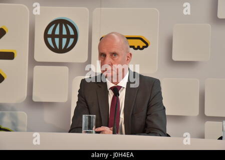 Cologne, Allemagne. 6ème apr 2017. Walter Roemer, directrice de la communication et porte-parole de l'Flughafen Köln/Bonn GmbH (Koeln/Bonn airport company), présente les chiffres actuels de l'aéroport de Koeln Bonn au cours de la conférence de presse de bilan à Cologne, Allemagne, 6 avril 2017. - Pas de service de fil - Photo : Horst Galuschka/dpa/Alamy Live News Banque D'Images