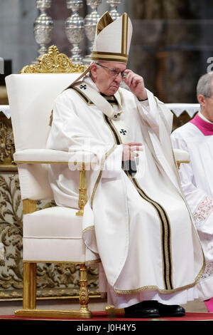 Cité du Vatican, Vatican. 13 avr, 2017. Le pape François ouvre la Messe chrismale du Jeudi Saint (Jeudi saint) qui marque le début des célébrations de Pâques à la basilique St Pierre dans la Cité du Vatican, Vatican. La Messe chrismale est la liturgie traditionnelle, au cours de laquelle les huiles à utiliser dans les sacrements de l'initiation, l'ordre et la guérison tout au long de l'année à venir sont bénis. Credit : Giuseppe Ciccia/Alamy Live News Banque D'Images