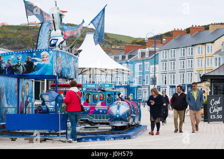 Pays de Galles Aberystwyth UK, jeudi 13 avril 2017 Royaume-Uni : La météo manèges forains sur la promenade du front de mer par une froide mais lumineux et breezy day à Aberystwyth au Pays de Galles, à la veille de l'Easter bank holiday weekend Crédit photo : Keith Morris/Alamy Live News Banque D'Images