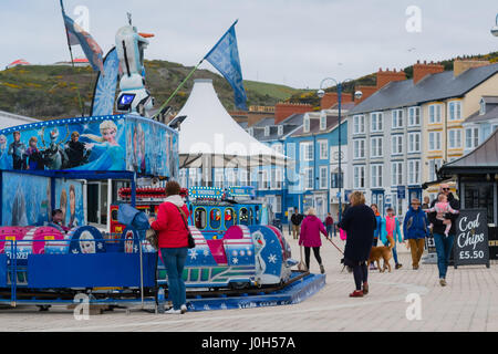 Pays de Galles Aberystwyth UK, jeudi 13 avril 2017 Royaume-Uni : La météo manèges forains sur la promenade du front de mer par une froide mais lumineux et breezy day à Aberystwyth au Pays de Galles, à la veille de l'Easter bank holiday weekend Crédit photo : Keith Morris/Alamy Live News Banque D'Images