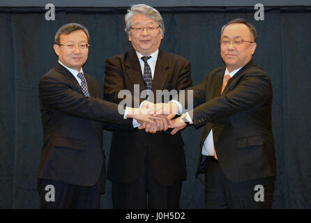 Tokyo, Japon. 13 avr, 2017. Wang Shouwen (L), le vice-ministre chinois du commerce, Keiichi Katakami (C), le sous-ministre des affaires étrangères, Lee Sang-jin, sous-ministre de la République de Corée Ministère du commerce, de se serrer la main lors de la 12e ronde de négociations sur un accord de libre-échange trilatéral à Tokyo, Japon, le 13 avril 2017. Négociateurs de haut rang de la Chine, le Japon et la République de Corée (ROK) rencontrés ici jeudi le pousser en avant le commerce des biens et services ainsi que l'investissement à l'occasion de la 12e ronde de pourparlers sur un accord de libre-échange (ALE). Credit : Ma Ping/Xinhua/Alamy Live News Banque D'Images