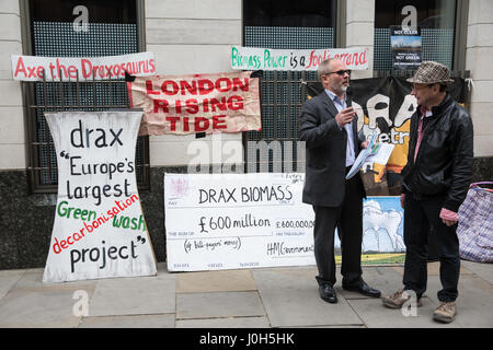 Londres, Royaume-Uni. 13 avril, 2017. Des militants du Biofuelwatch protester devant les bureaux de Schroders à la City de Londres, l'un de ses principaux investisseurs, d'appeler à la fermeture de la controversée Drax Power Station, qui brûle du charbon de bois, et, plus récemment, du gaz et qui reçoit £1,5 millions de subventions tous les jours. Credit : Mark Kerrison/Alamy Live News Banque D'Images