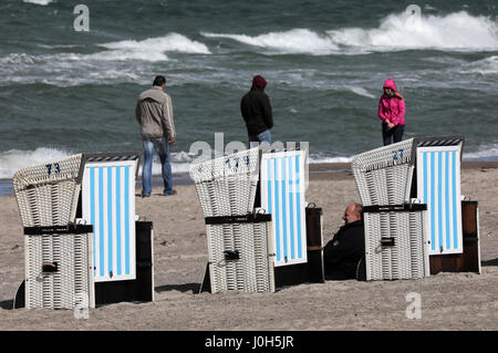 Rostock, Allemagne. 13 avr, 2017. Chaises de plage vide peut être vu sur la plage de la mer Baltique ville de Rostock, Allemagne, 13 avril 2017. Selon le service météorologique allemand (DWD), le temps restera froid et capricieux sur cette année, le week-end de Pâques. Photo : Bernd Wüstneck/dpa-Zentralbild/dpa/Alamy Live News Banque D'Images