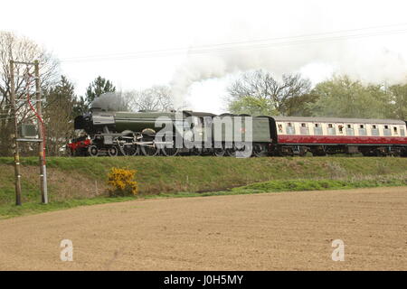 Sussex, UK. 13 avril 2017. Le célèbre train à vapeur Flying Scotsman rend son tout premier voyage à Sussex le long de la ligne Bluebell entre Sheffield Park et East Grinstead. Le train est en visite dans la ligne Bluebell pour le week-end de Pâques. Roland Ravenhill/Alamy Live News Banque D'Images