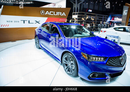 New York, USA. 12 avr, 2017. La nouvelle Acura TLX 2018, une berline de luxe et performance. Credit : VWPics/Alamy Live News Banque D'Images