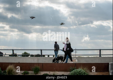 Un temps couvert et nuageux comme des gens marcher le long du port en chemin Littlehampton, West Sussex, Angleterre. Crédit : Scott Ramsey/Alamy Live News Banque D'Images