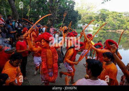 Munshiganj, au Bangladesh. 13 avr, 2017. Les dévots hindous bangladeshis prendre part au festival du Kach Lal durant le dernier jour de la Calendrier Bengali. Une centaine d'année, la tradition, les dévots hindous prendre part à ce festival de danse. Dans ce festival, les jeunes hindous eux-mêmes la peinture de vermillon et d'assister à une procession holding épées car ils montrent la puissance contre le mal et nous nous réjouissons de la nouvelle année 1424 Bengali. Mostafigur Crédit : Mohammed Rahman/Alamy Live News Banque D'Images